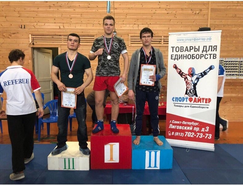 1-е и 2-е место на кубке по Боевому самбо - отличились новички. 1-е и 2-е место на кубке по Боевому самбо - отличились новички.