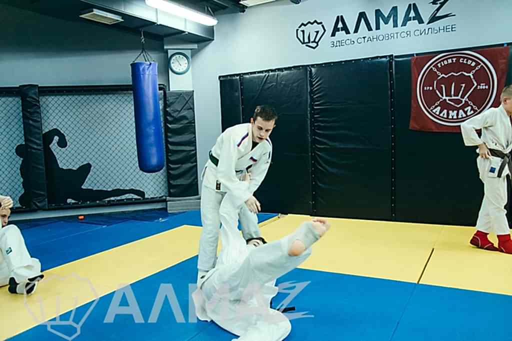 Тренировки по дзюдо - зал клуба единоборств Алмаз Парнас
